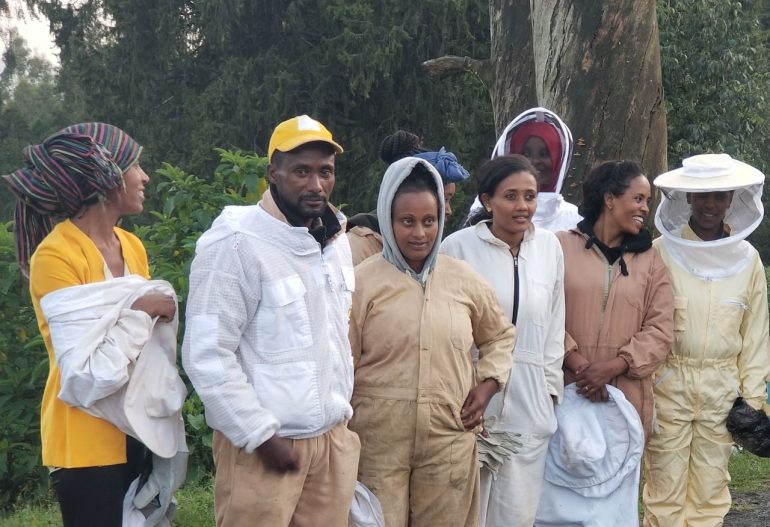 Äthiopien: Junge Imkerinnen werden von EDGET gefördert!